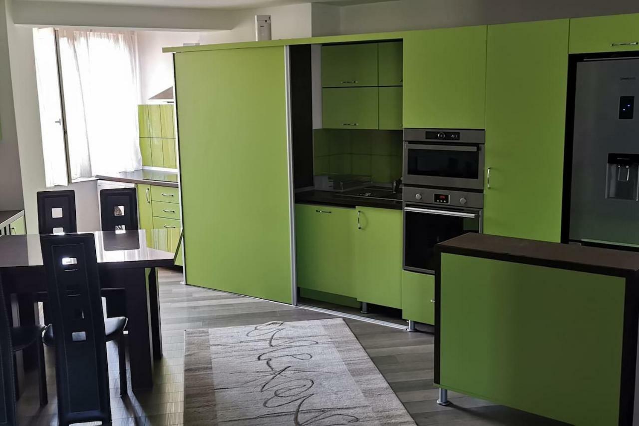 Luxury Apartment With Two Bedrooms And Large Living Room, 100 Square Meters, City Center Oradea Dış mekan fotoğraf